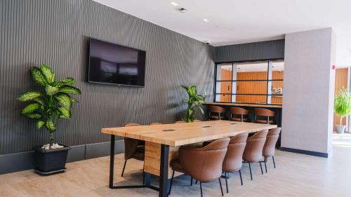a dining room with a wooden table and chairs at Park Inn by Radisson Yalova City Center in Yalova