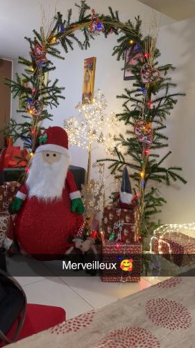 Chambre Noël avec un bonhomme de neige et un arbre de Noël dans l'établissement Détente, à Peyrolles-en-Provence
