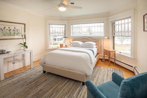 um quarto com uma cama, um sofá e janelas em 2W Lake em Skaneateles