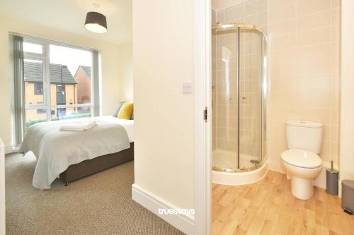 a bedroom with a shower and a bed and a toilet at Kiln Side by Truestays - 3 Bedroom House in Etruria