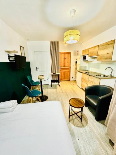 un salon avec un lit et une cuisine dans l'établissement BtoBed - Location Professionnelle - 2 Studios Confort - Proche Parc des Expos et Stade de France, au Bourget