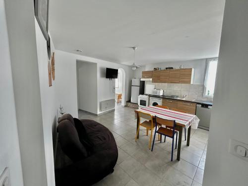 a kitchen and dining room with a table and chairs at Ô'Berge & Chambres Avignon in Avignon