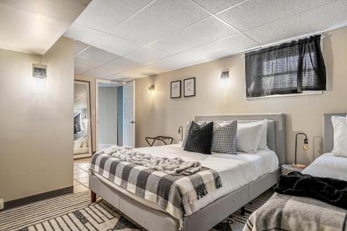 Un dormitorio con una cama grande y una ventana en The Bohemian, en Red Deer