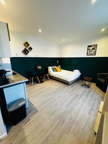 une chambre avec un lit, une table et des chaises dans l'établissement BtoBed - Location Professionnelle - 2 Studios Confort - Proche Parc des Expos et Stade de France, au Bourget