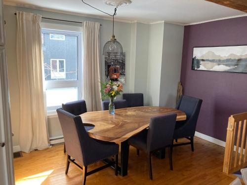 - une salle à manger avec une table et des chaises en bois dans l'établissement Owl House - Hot Tub with rooftop terrasse, à Québec