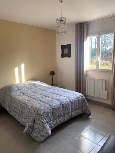 - une chambre dotée d'un lit avec une couverture vérifiée dans l'établissement Chez Sylvain, à Carcès