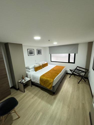 Una cama o camas en una habitación de Hotel WLH Gold Bogota