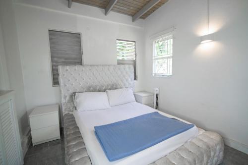una camera da letto con un letto con una coperta blu sopra di holiday home 2 bed a DʼArbeau
