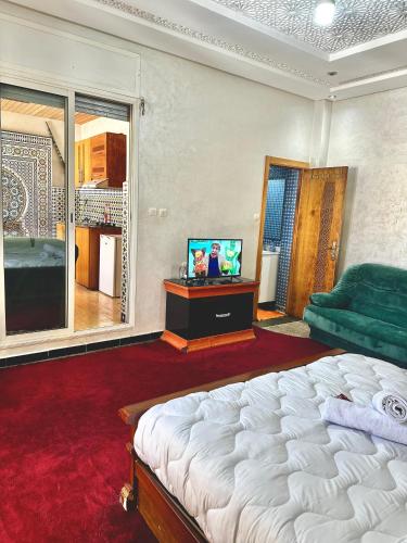 sypialnia z łóżkiem i telewizorem z płaskim ekranem w obiekcie Luxury Studio , heart of Hassan w mieście Rabat