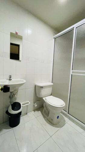y baño con aseo y lavamanos. en Aparta-estudio amoblado en Medellin, Campo Valdes, en Medellín