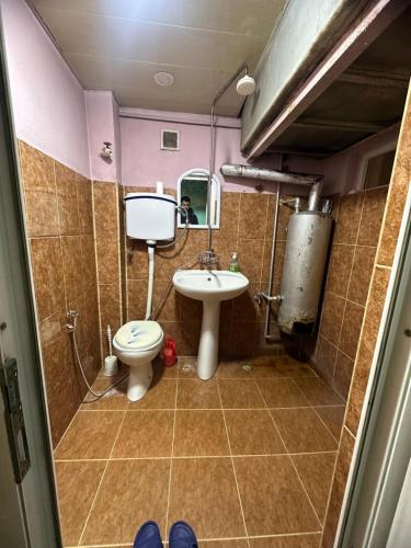 uma casa de banho com um WC e um lavatório em Samir Gues Hause em Ganja