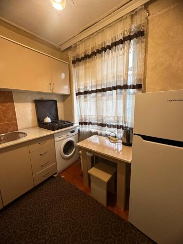 uma pequena cozinha com máquina de lavar e secar roupa em Samir Gues Hause em Ganja
