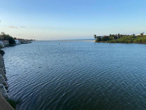 een uitzicht op een grote hoeveelheid water bij Mansão da Barra in Aquiraz