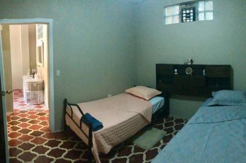 um quarto com duas camas num quarto em Acogedor Apartamento em Comayagua