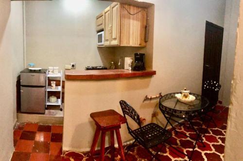 uma cozinha com mesa e cadeiras e um balcão em Acogedor Apartamento em Comayagua