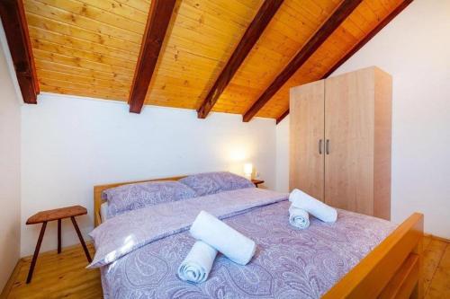a bedroom with a bed with two towels on it at Family friendly house with a swimming pool Rudopolje Bruvanjsko, Zagora - 21427 in Gračac