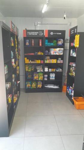 Supermarket nebo jiné obchody v  apartmánu nebo okolí