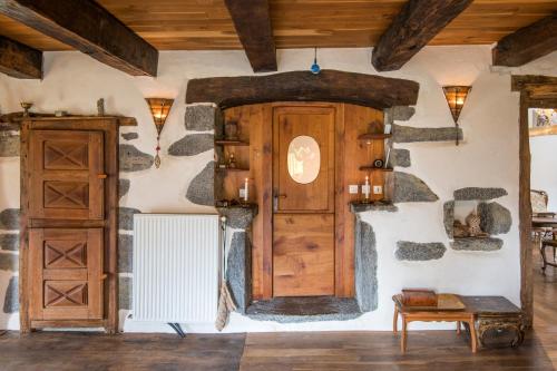a room with a wooden door and a stone wall at Gite le Cun in Frayssinhes