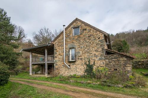 an old stone house on a dirt road at Gite le Cun in Frayssinhes