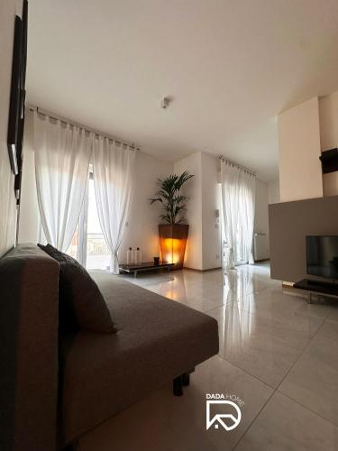 salon z kanapą i telewizorem w obiekcie DADA Home w mieście Bari