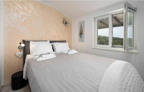 een slaapkamer met een groot bed en 2 handdoeken bij Family friendly house with a swimming pool Visnjan, Central Istria - Sredisnja Istra - 22837 in Višnjan