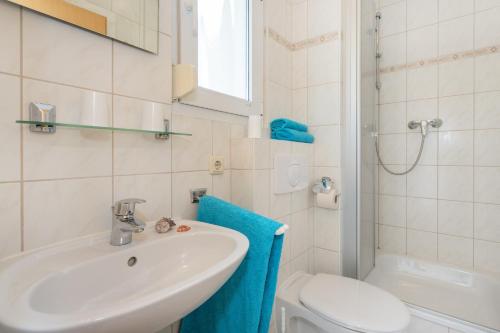 Et badeværelse på Räuberkuhle II Ferienbungalow 12