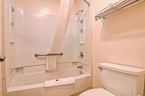 Koupelna v ubytování Regency Inn & Suites