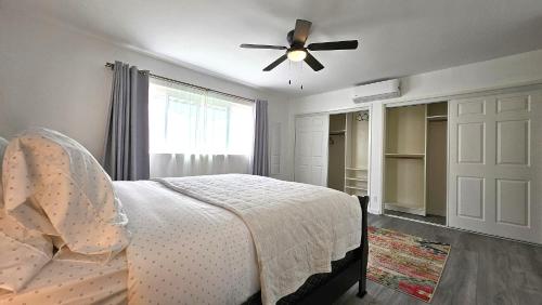 圣莫尼卡Double Suite Santa Monica - Free Parking的带床和吊扇的卧室