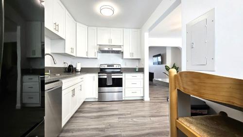 uma cozinha com armários brancos e um forno com placa de fogão em Double Suite Santa Monica - Free Parking em Santa Monica
