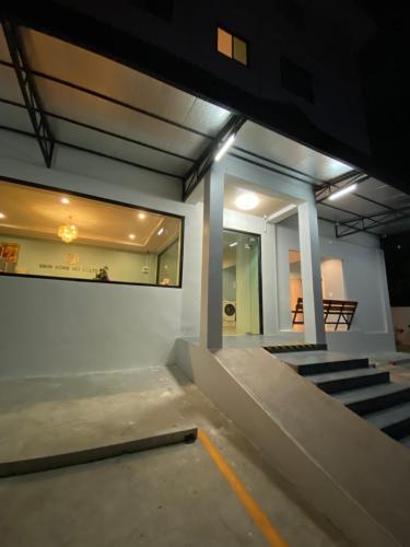 een lege kamer met een trap en een raam in een gebouw bij ศิริณเพลส อพาร์ตเมนต์ใกล้สถานีรถไฟ ใกล้วัดป่านานาชาติ อุบลราชธานี in Ubon Ratchathani