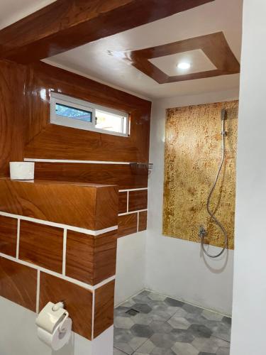 La salle de bains est pourvue d'une douche et de toilettes. dans l'établissement Bungalow in Holidays Beach Resort, à Bolinao