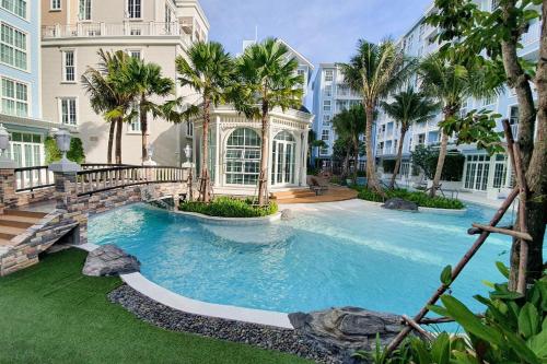 Бассейн в Grand Florida芭提雅私家海滩花园公寓E206 или поблизости