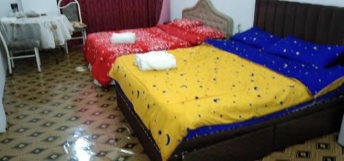 una camera con un grande letto di Melrose homestay and transport a Kampong Parit