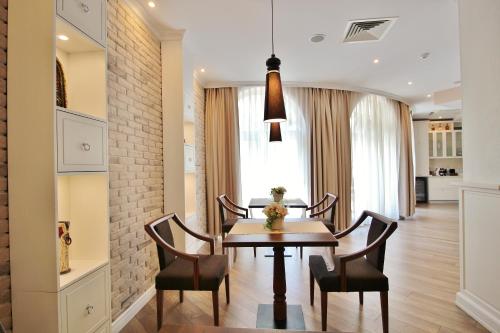 - une salle à manger avec une table et des chaises dans l'établissement Residence House Ruse, à Ruse