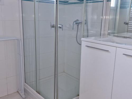 Ένα μπάνιο στο Appartement avec Terrasse, WIFI, Parking Privé, à 2min de la Plage des Elmes - Banyuls-sur-Mer - FR-1-309-130