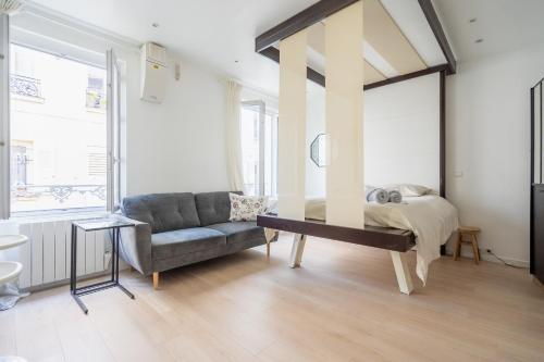 - un salon avec un canapé et un lit dans l'établissement Grand studio- Design & Cosy, à Charenton-le-Pont