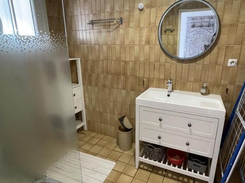 une salle de bain avec un lavabo et un miroir dans l'établissement Maison proche plage, au calme, Wi-Fi, jardin, animaux acceptés - FR-1-22-318, à La Tranche-sur-Mer