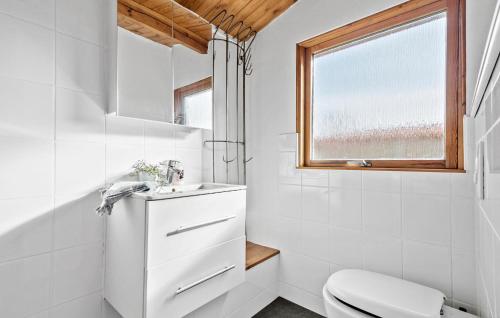 Bilik mandi di 3 Bedroom Cozy Home In Faxe Ladeplads