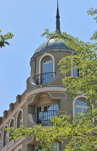 a building with a dome on top of it at Residence House Ruse in Ruse