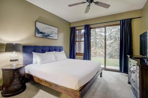 ein Schlafzimmer mit einem großen Bett und einem Fenster in der Unterkunft Lodge at Brookside in Avon