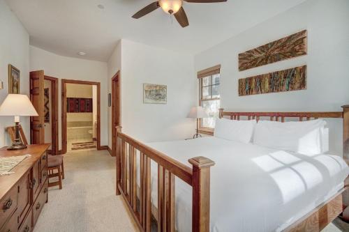 Ένα ή περισσότερα κρεβάτια σε δωμάτιο στο Lodge at Brookside