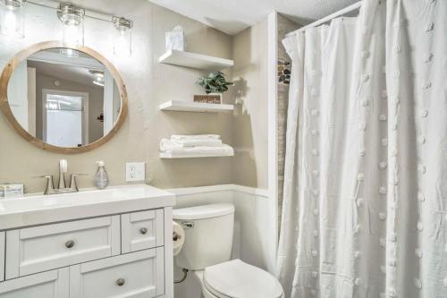 La salle de bains est pourvue de toilettes, d'un lavabo et d'un miroir. dans l'établissement 2BR Pikes Peak View and Nestled in the Trees, à Woodland Park