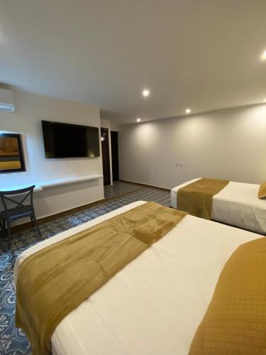 Ένα ή περισσότερα κρεβάτια σε δωμάτιο στο Hotel Tierra Marina Centro Historico