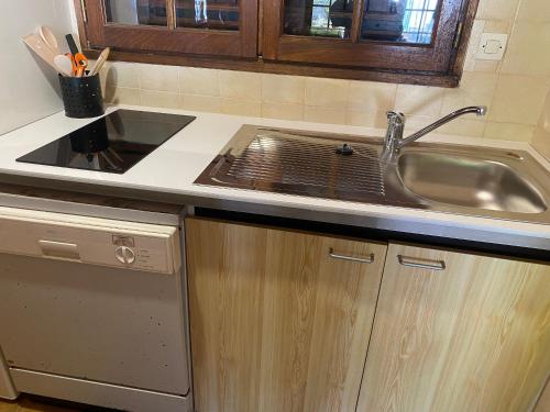 un comptoir de cuisine avec un évier et un évier dans l'établissement Maison avec Jardin Proche Plage et Forêt - La Tranche-sur-Mer - FR-1-22-217, à La Tranche-sur-Mer