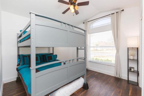 ein Schlafzimmer mit einem Etagenbett und einem Deckenventilator in der Unterkunft In the Middle of Paradise in Riverview