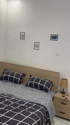 una camera con un letto con due cuscini di Best Residence a Nouakchott