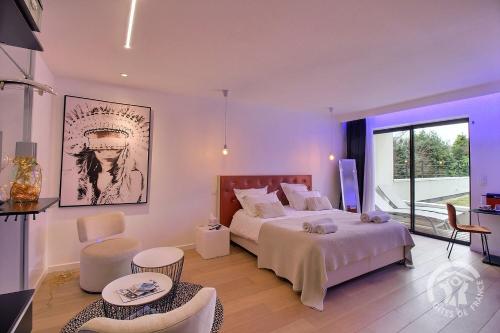 ペロス・ギレックにあるL'archipel - les sept ilesのベッドルーム1室(ベッド1台、テーブル、椅子付)