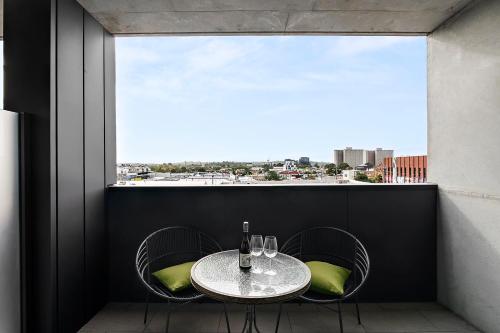 Μπαλκόνι ή βεράντα στο Modern, Industrial Hideaway