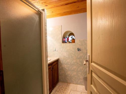 une salle de bain avec une douche avec un lavabo et des toilettes dans l'établissement Maison spacieuse avec piscine privée en Périgord, idéale pour familles et visites culturelles - FR-1-616-355, à Pézuls