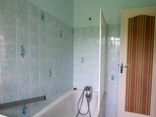a bathroom with a bath tub and a shower at Gîte Prats-du-Périgord, 3 pièces, 4 personnes - FR-1-616-353 in Prats-du-Périgord